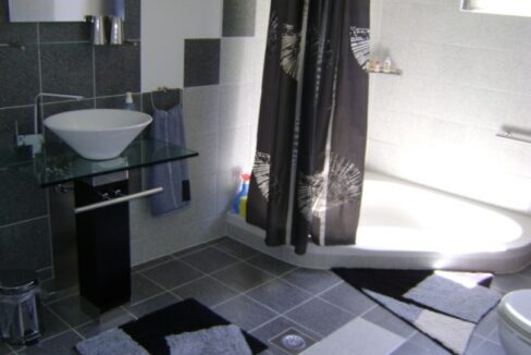 Floor level corner bath tub