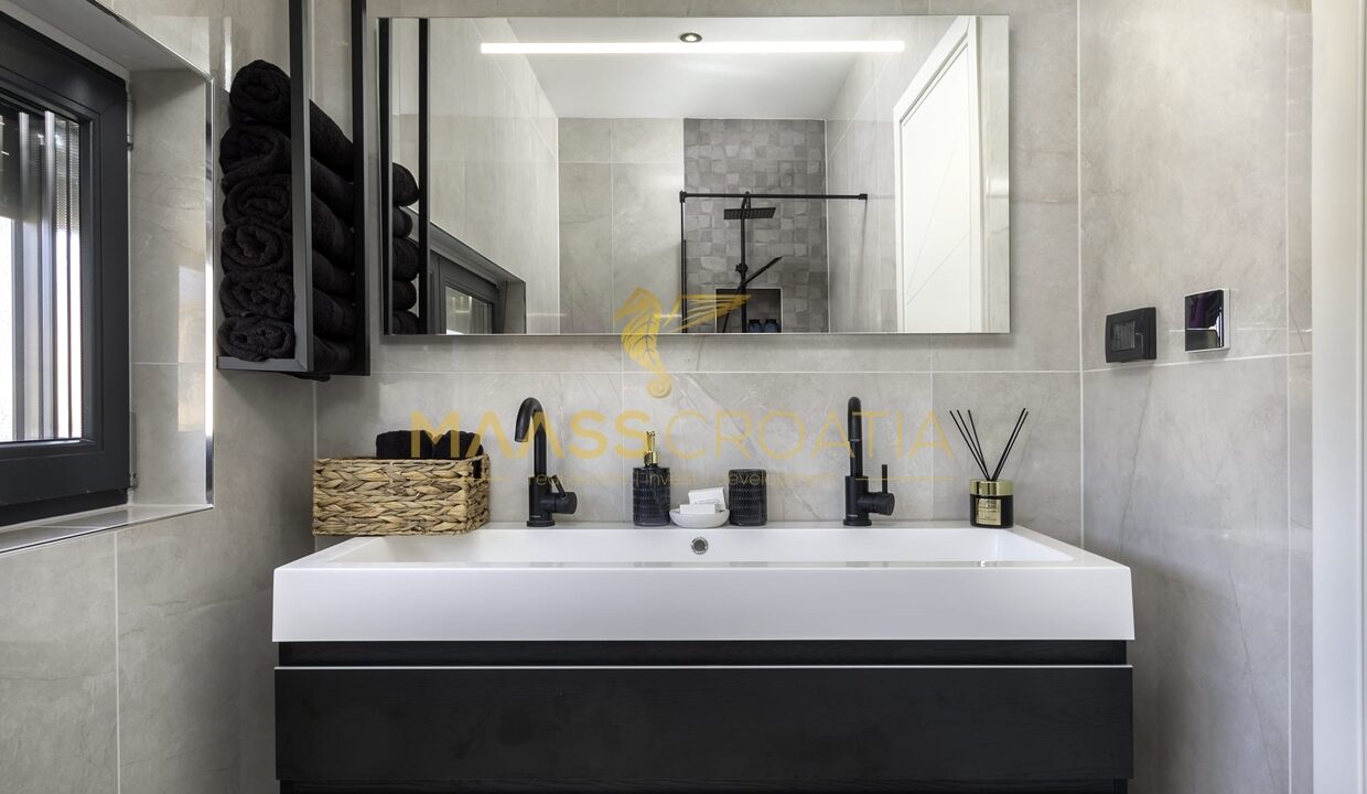 villa-m-premantura-honeycomb-bathroom