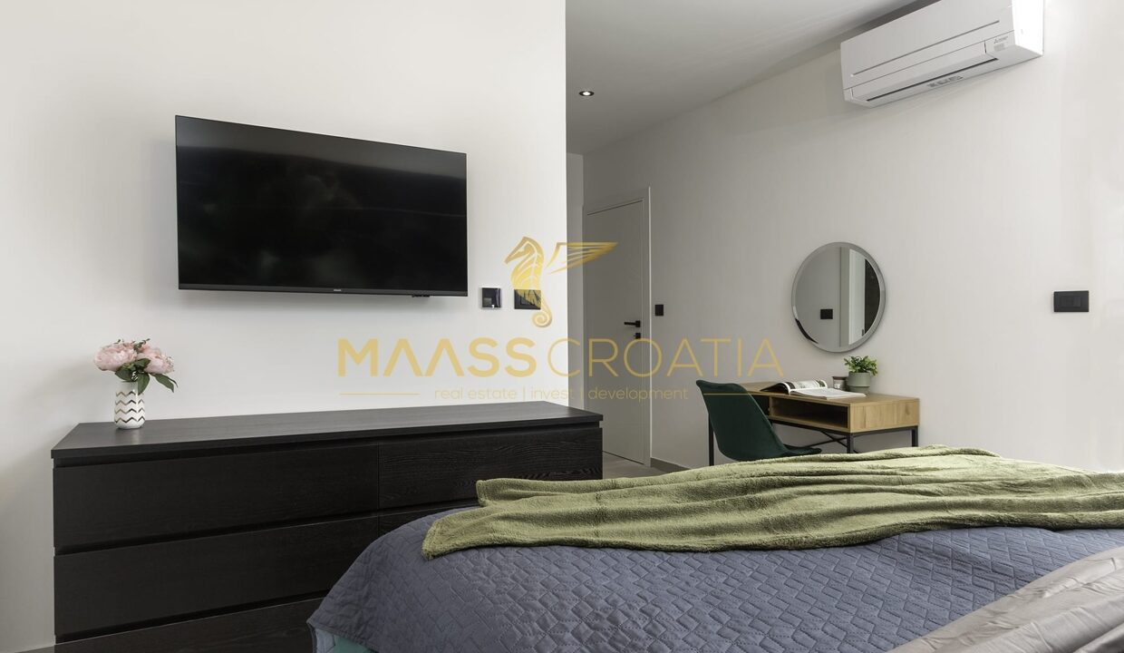 villa-m-premantura-botanical-bedroom-television