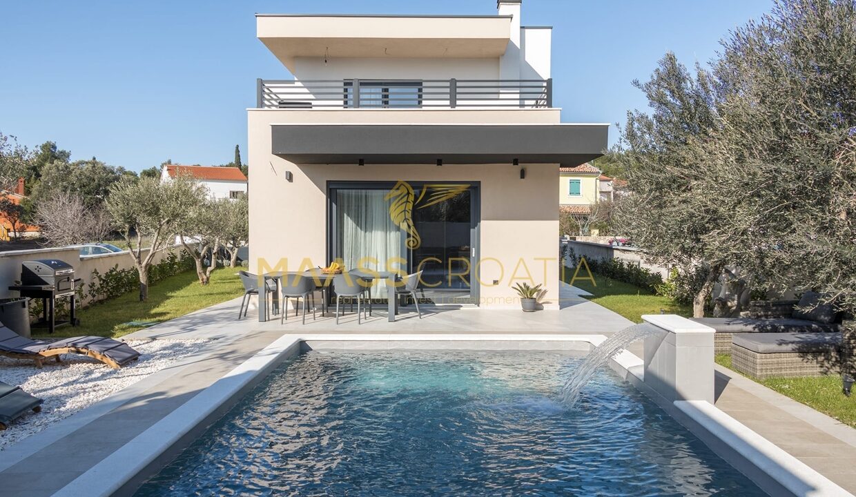 villa-m-premantura-pool-backyard