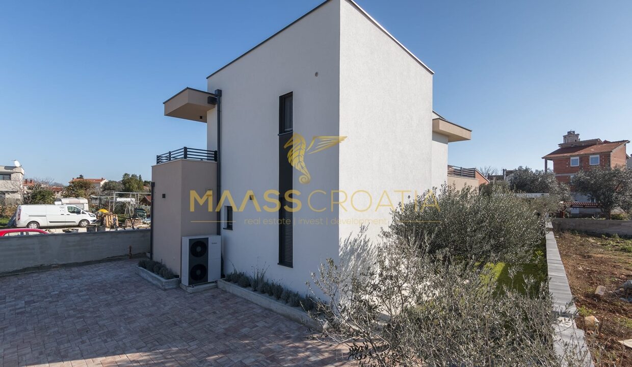 villa-m-premantura-private-parking