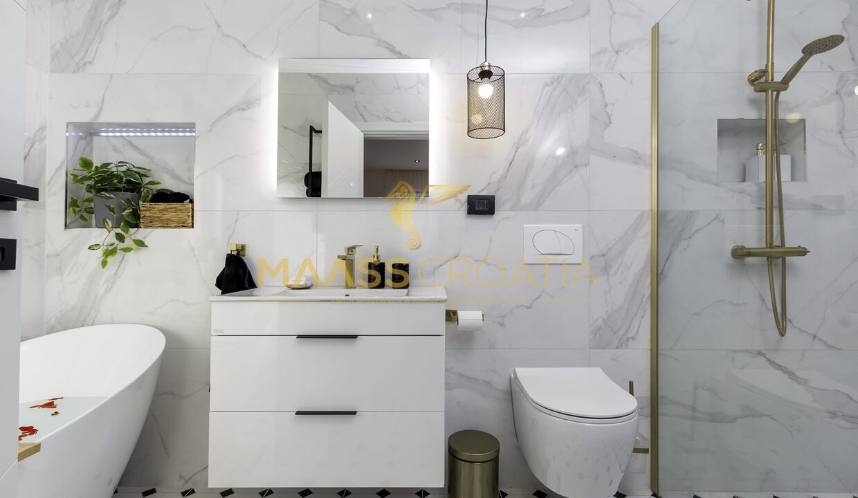 villa-m-premantura-golden-flowers-bathroom (1)