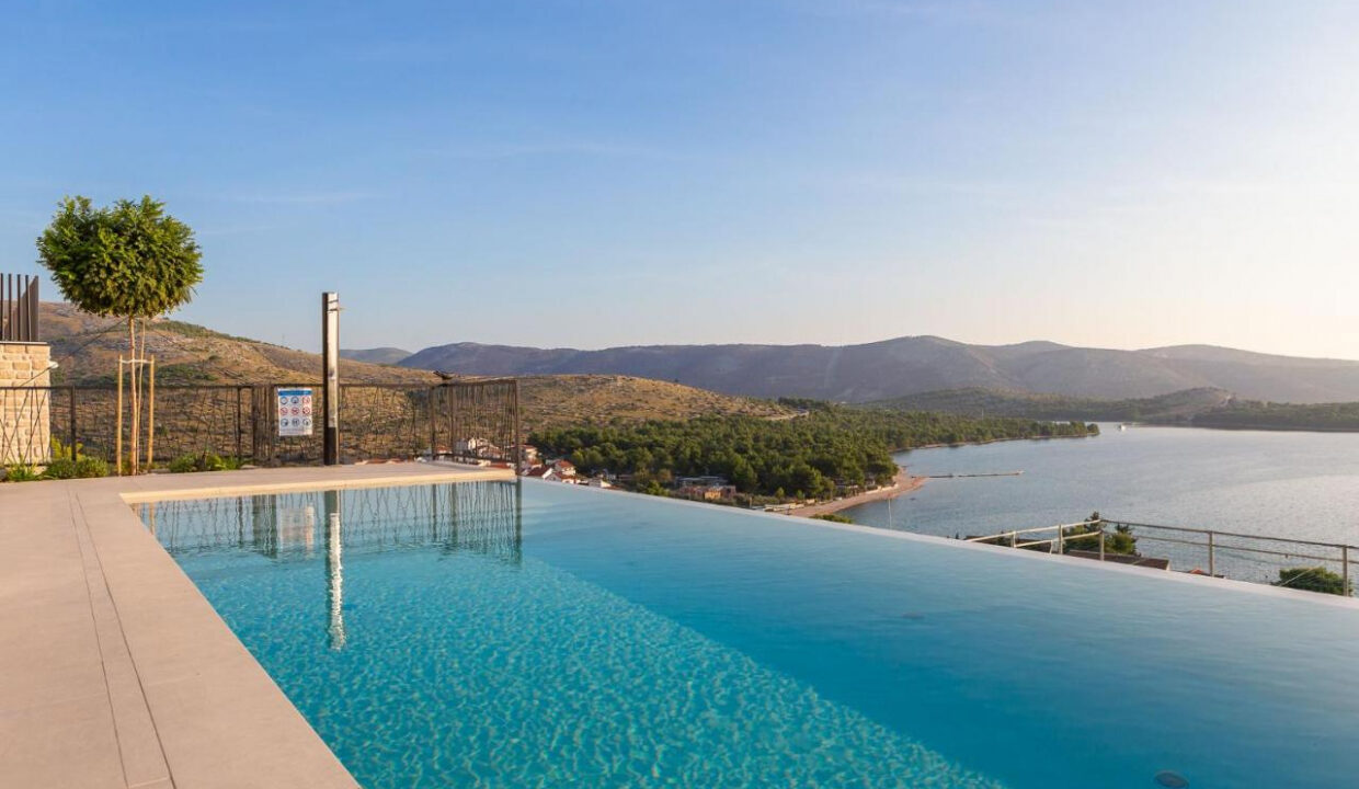 Neue moderne Villa mit Meerblick in der Nähe von Šibenik