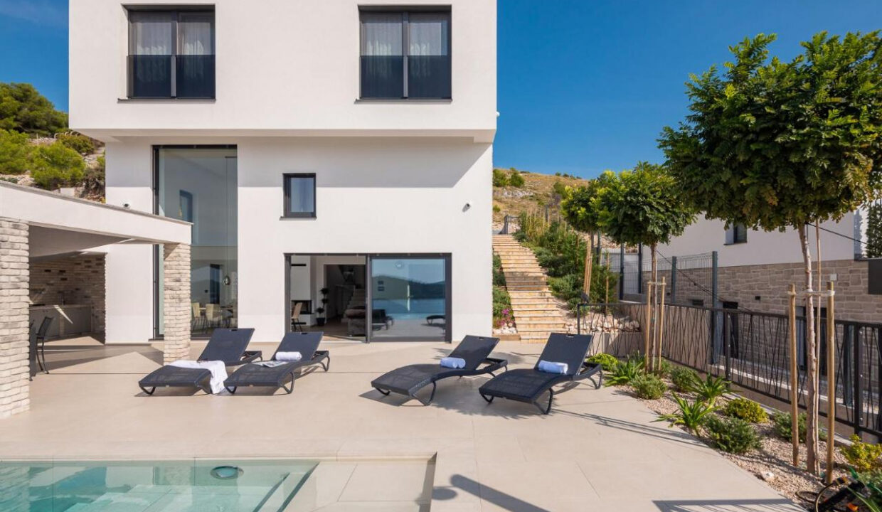 Neue moderne Villa mit Meerblick in der Nähe von Šibenik