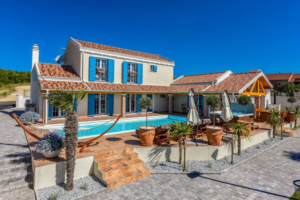 Luxuriöse Villa mit einem Tennisplatz - Novigrad, Gespanschaft Zadar