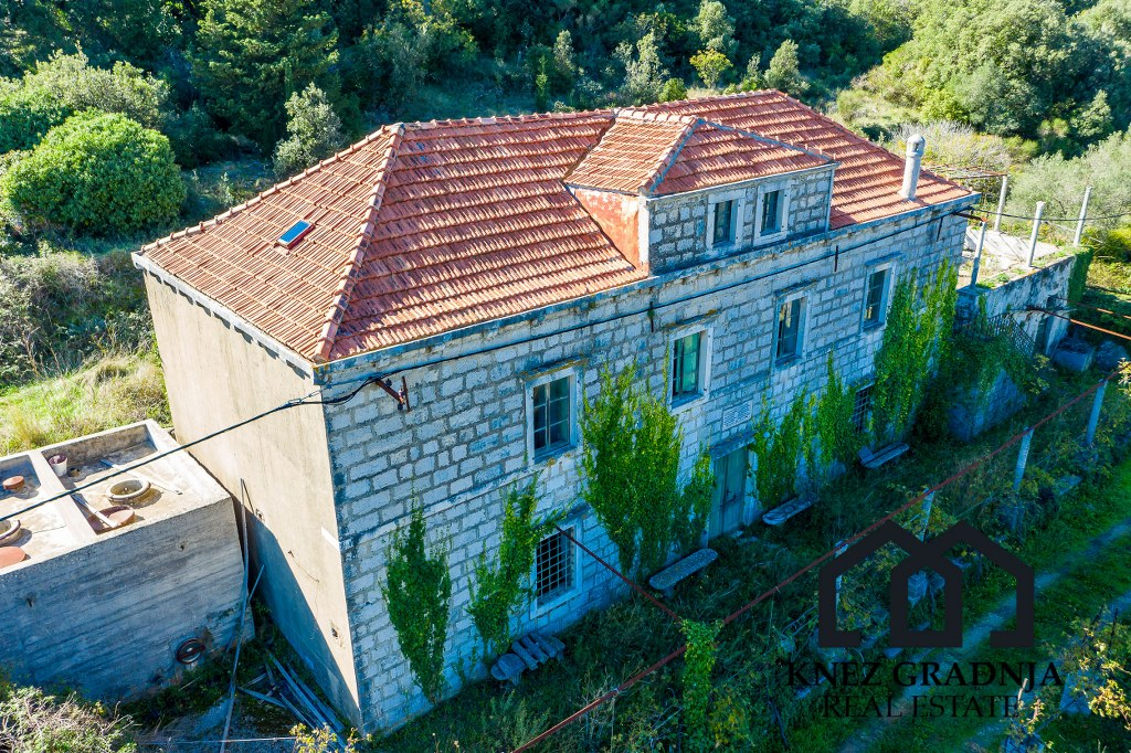 Erstaunliche handgefertigte Steinvilla auf der Insel Sipan