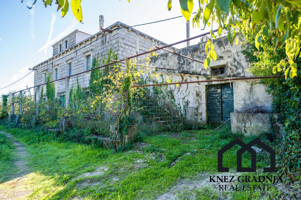 Erstaunliche handgefertigte Steinvilla auf der Insel Sipan