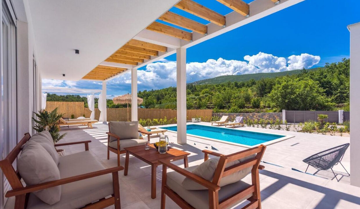 Wunderschöne weiße Villa bei Omis