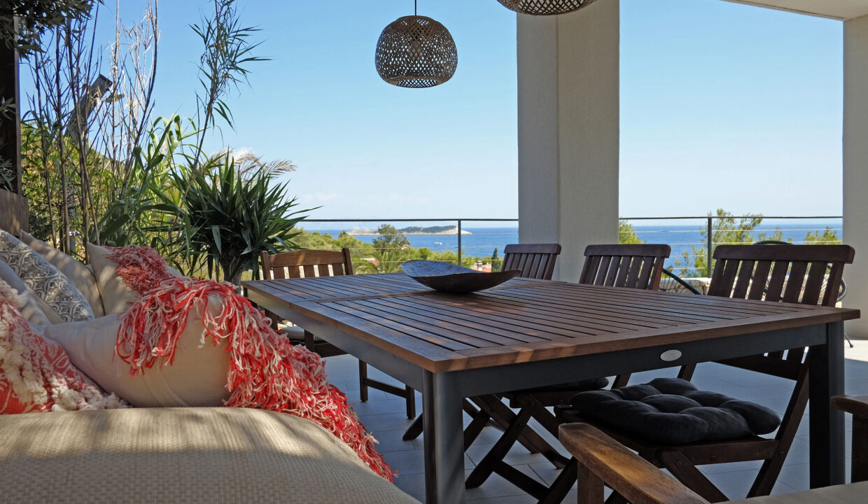 Weißes Haus mit Meerblick auf der Insel Vis