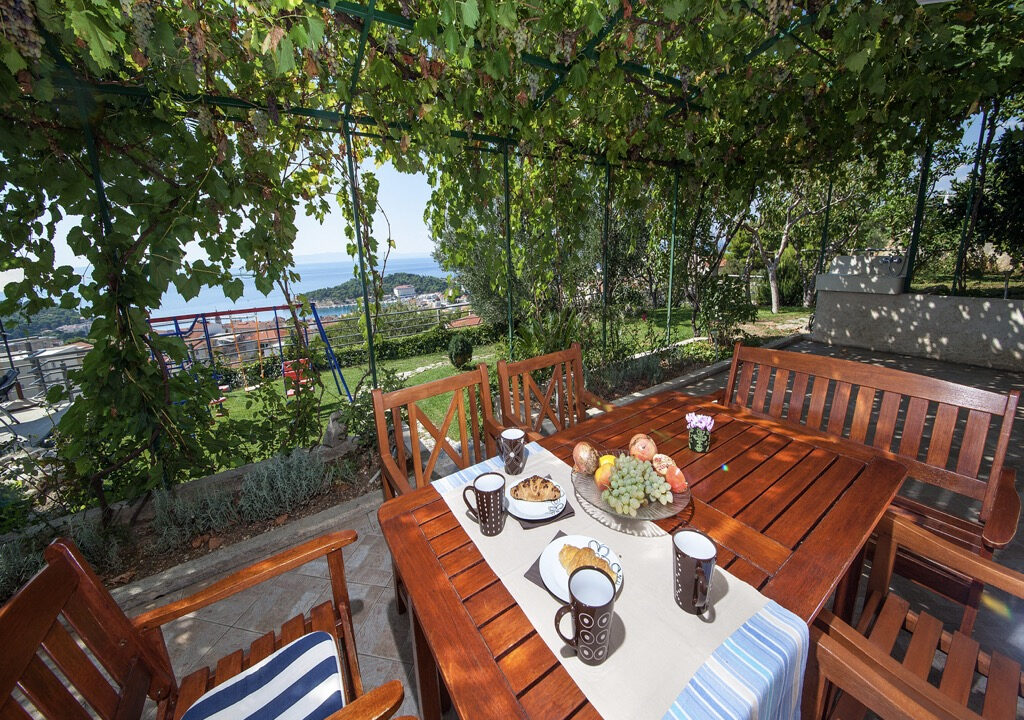 Haus mit Garten und Meerblick in Makarska