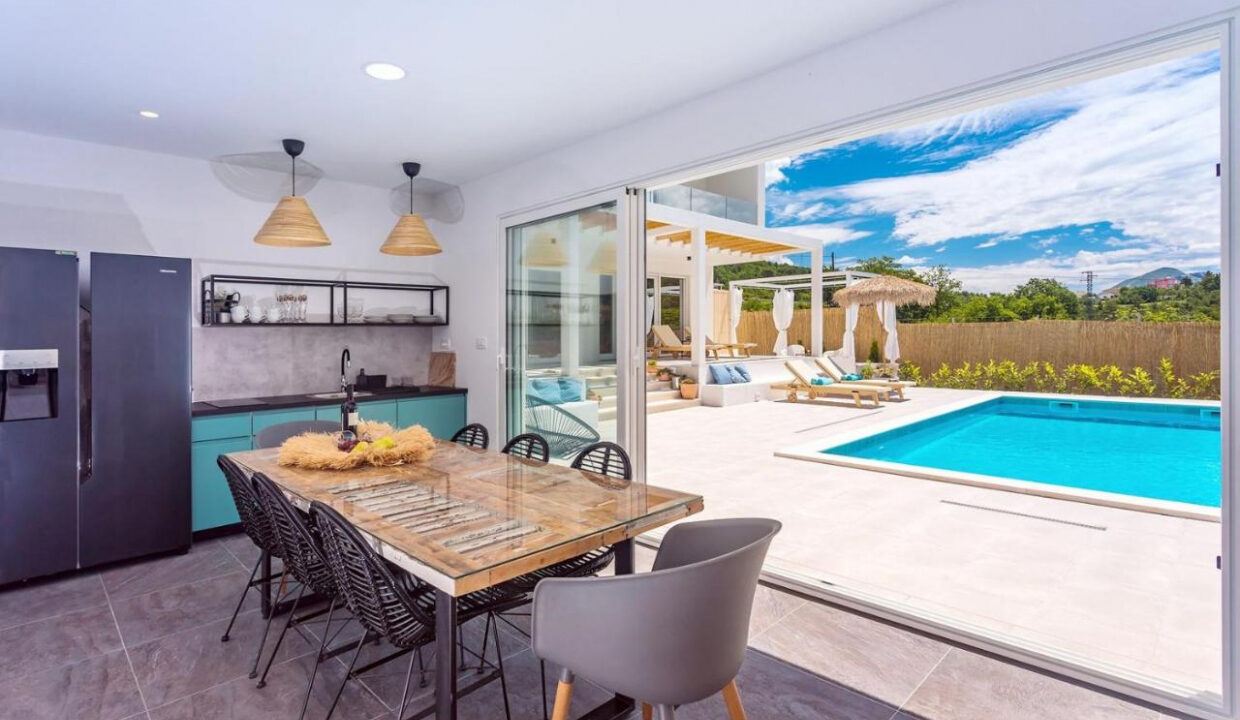 Wunderschöne weiße Villa bei Omis