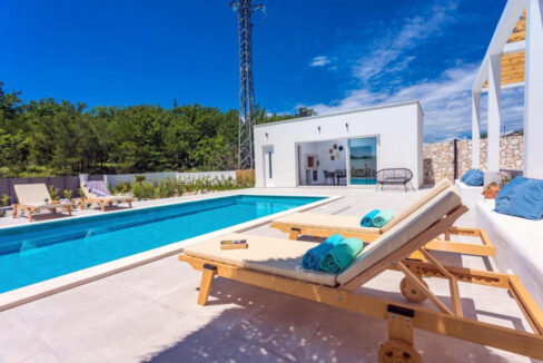 Wunderschöne weiße Villa bei Omis