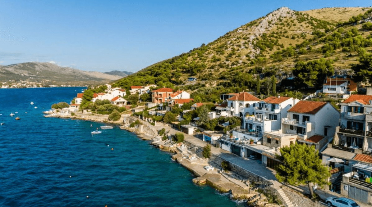 Haus am Meer in der Nähe von Šibenik