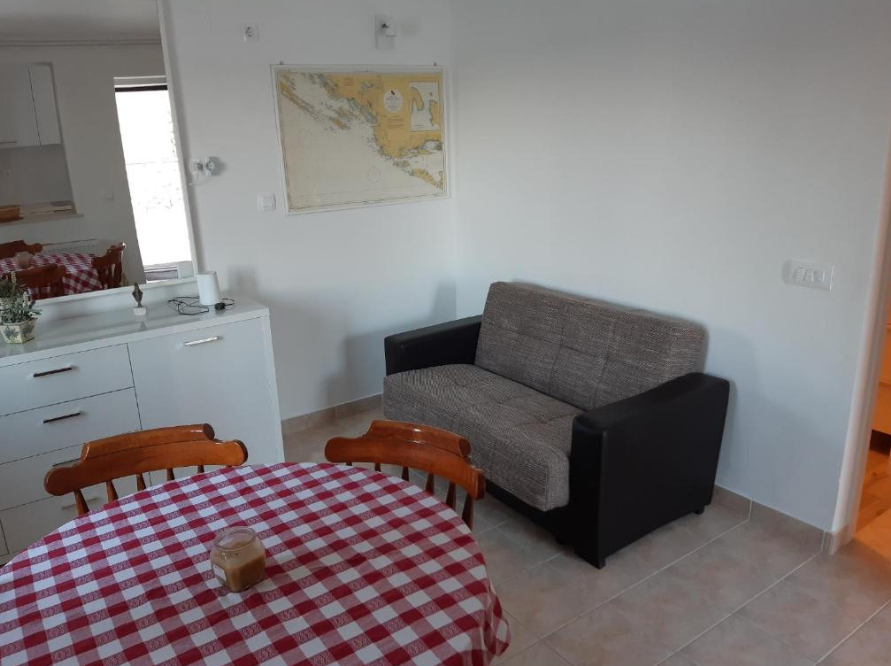 Haus am Meer in der Nähe von Šibenik