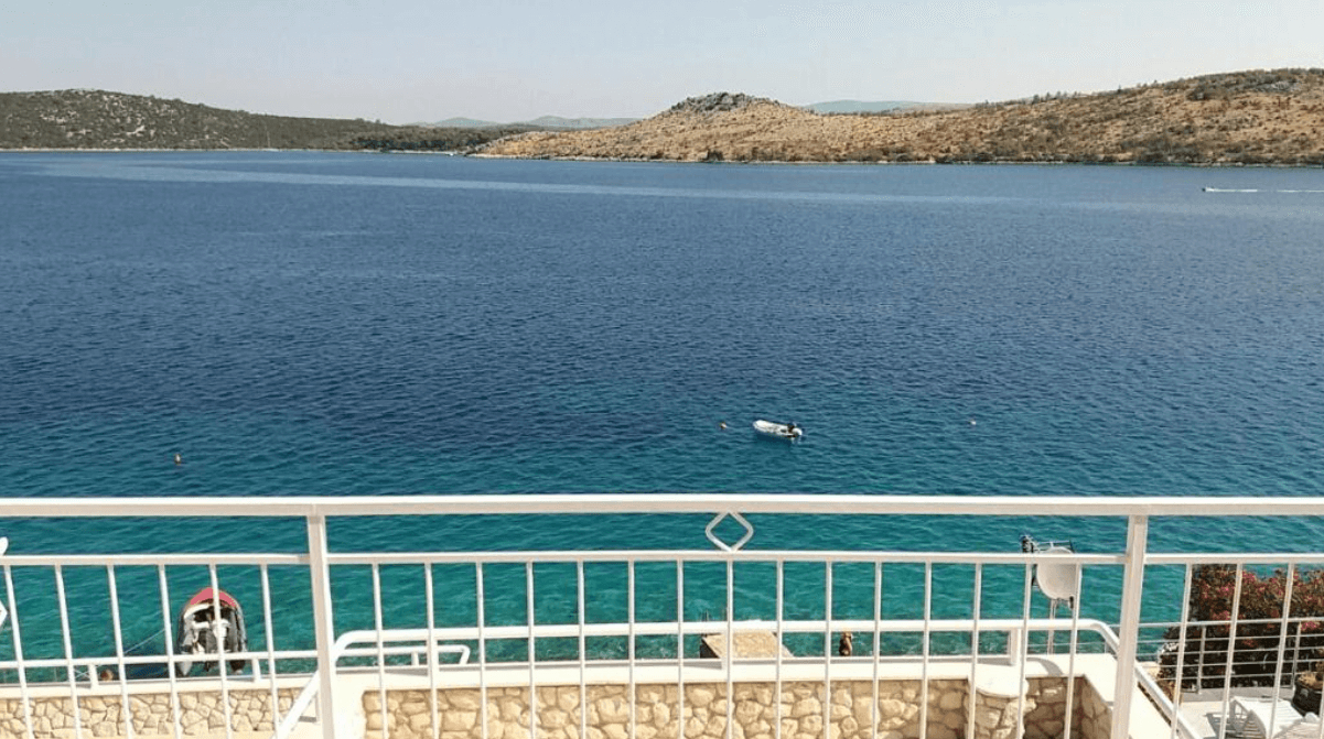 Haus am Meer in der Nähe von Šibenik