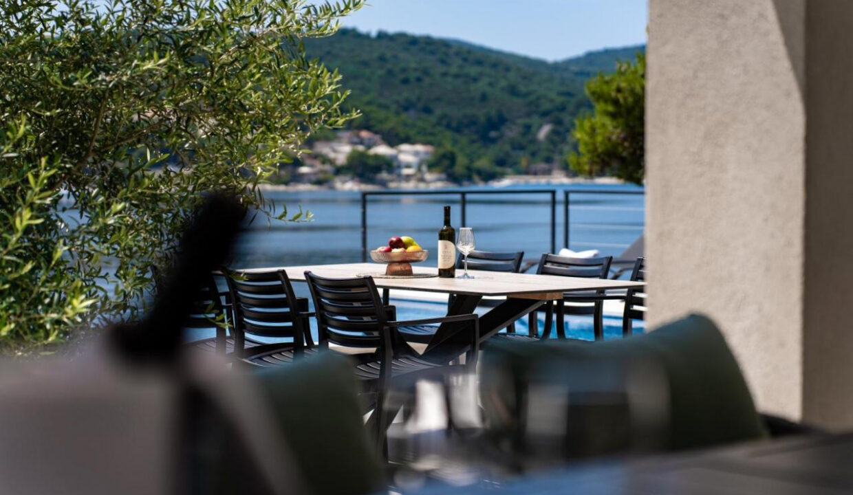 Villa aus Stein direkt am Meer auf der Insel Brac