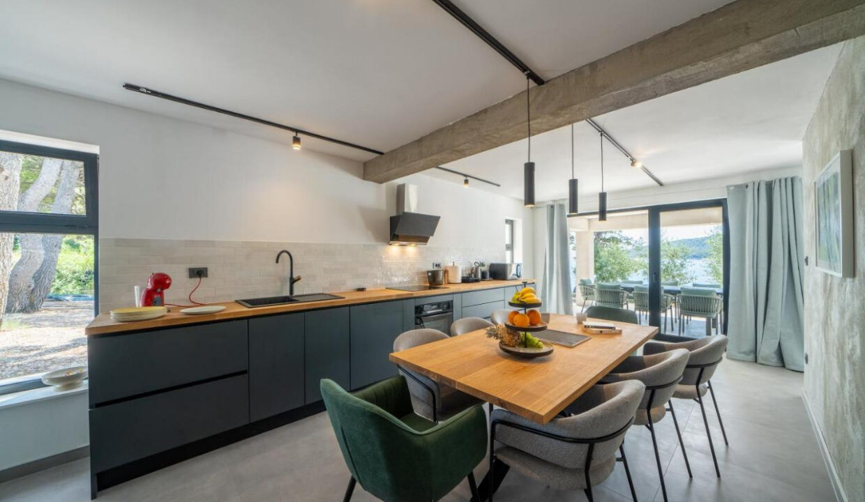 Villa aus Stein direkt am Meer auf der Insel Brac