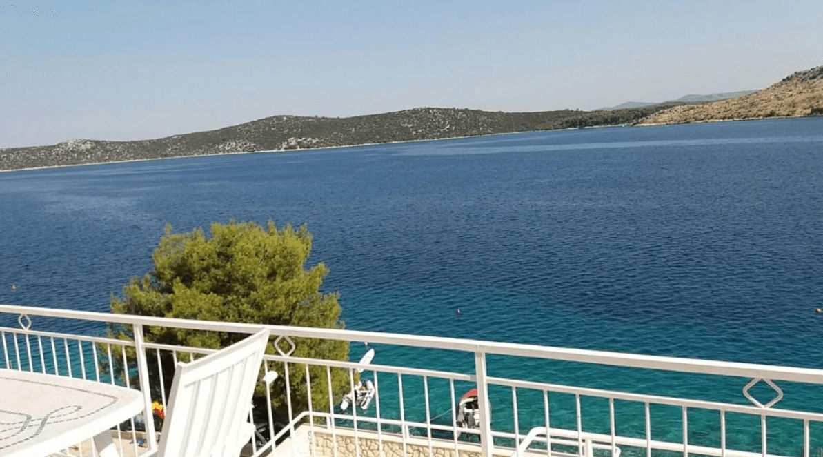 Haus am Meer in der Nähe von Šibenik