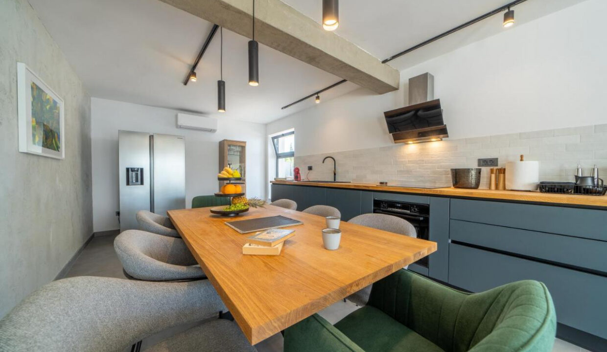 Villa aus Stein direkt am Meer auf der Insel Brac