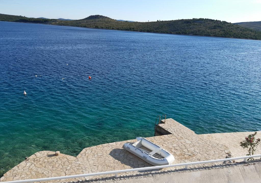 Haus am Meer in der Nähe von Šibenik