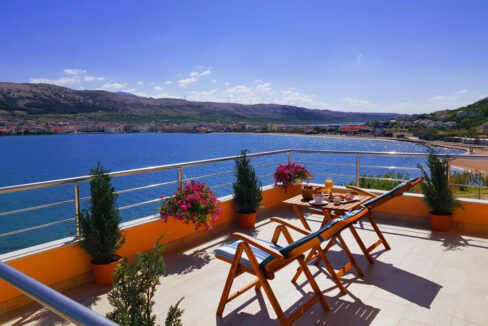 Haus am Meer mit Restaurant auf der Insel Pag
