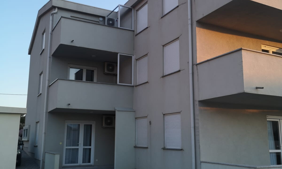 Appartementhaus mit Meerblick in Cesarica