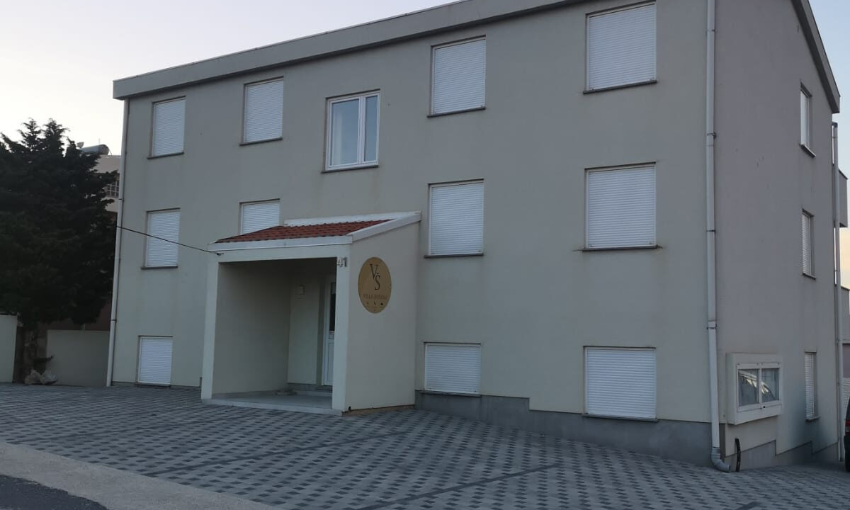 Appartementhaus mit Meerblick in Cesarica