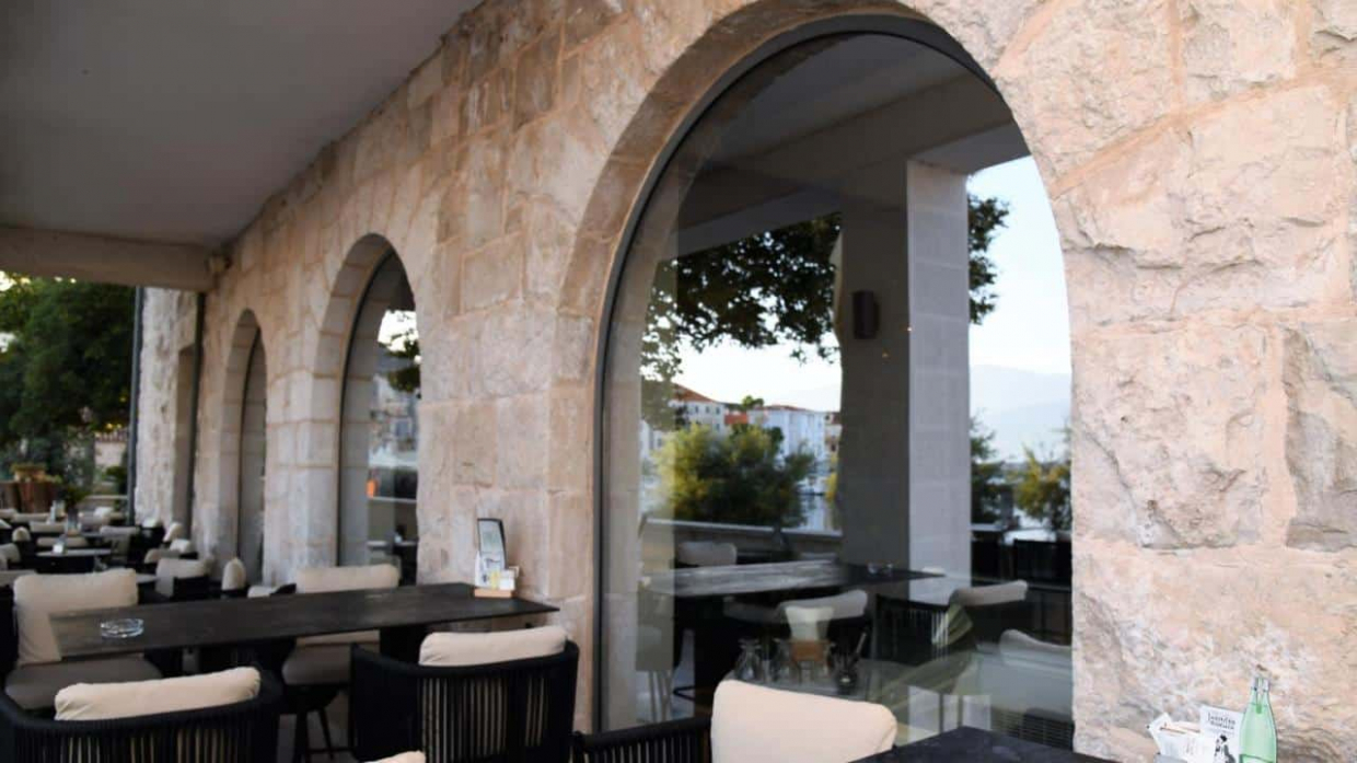 Hotel am Meer auf der Insel Bra?
